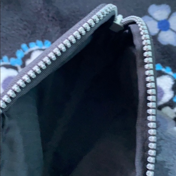 Black Kenneth Cole Reaction zip bag (small) - Picture 2 of 4